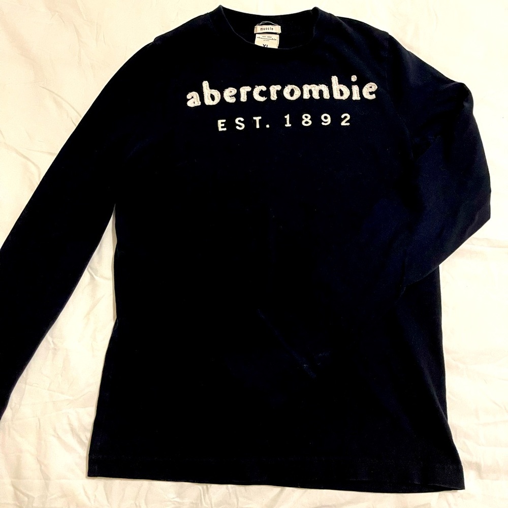 Long sleeve tee.